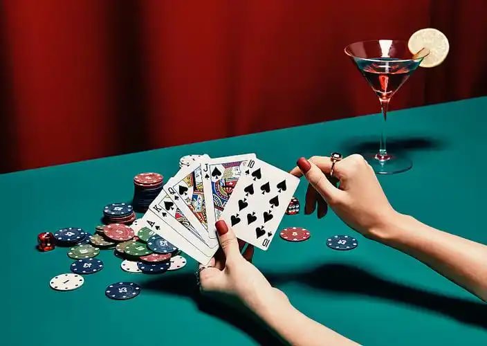 Simbol keamanan siber dan proteksi data pengguna digital